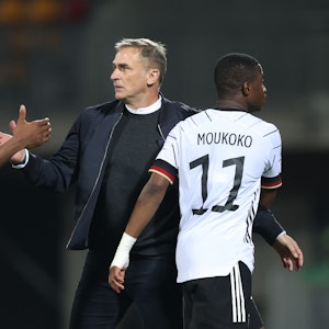 Armel Bella Kotchap (l.) und Youssoufa Moukoko mit U21-Trainer Stefan Kuntz.