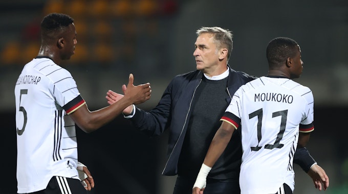 Armel Bella Kotchap (l.) und Youssoufa Moukoko mit U21-Trainer Stefan Kuntz.