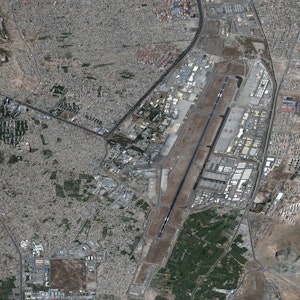 Dieses Satellitenbild von Maxar Technologies zeigt einen Überblick über den internationalen Flughafen Hamid Karzai.