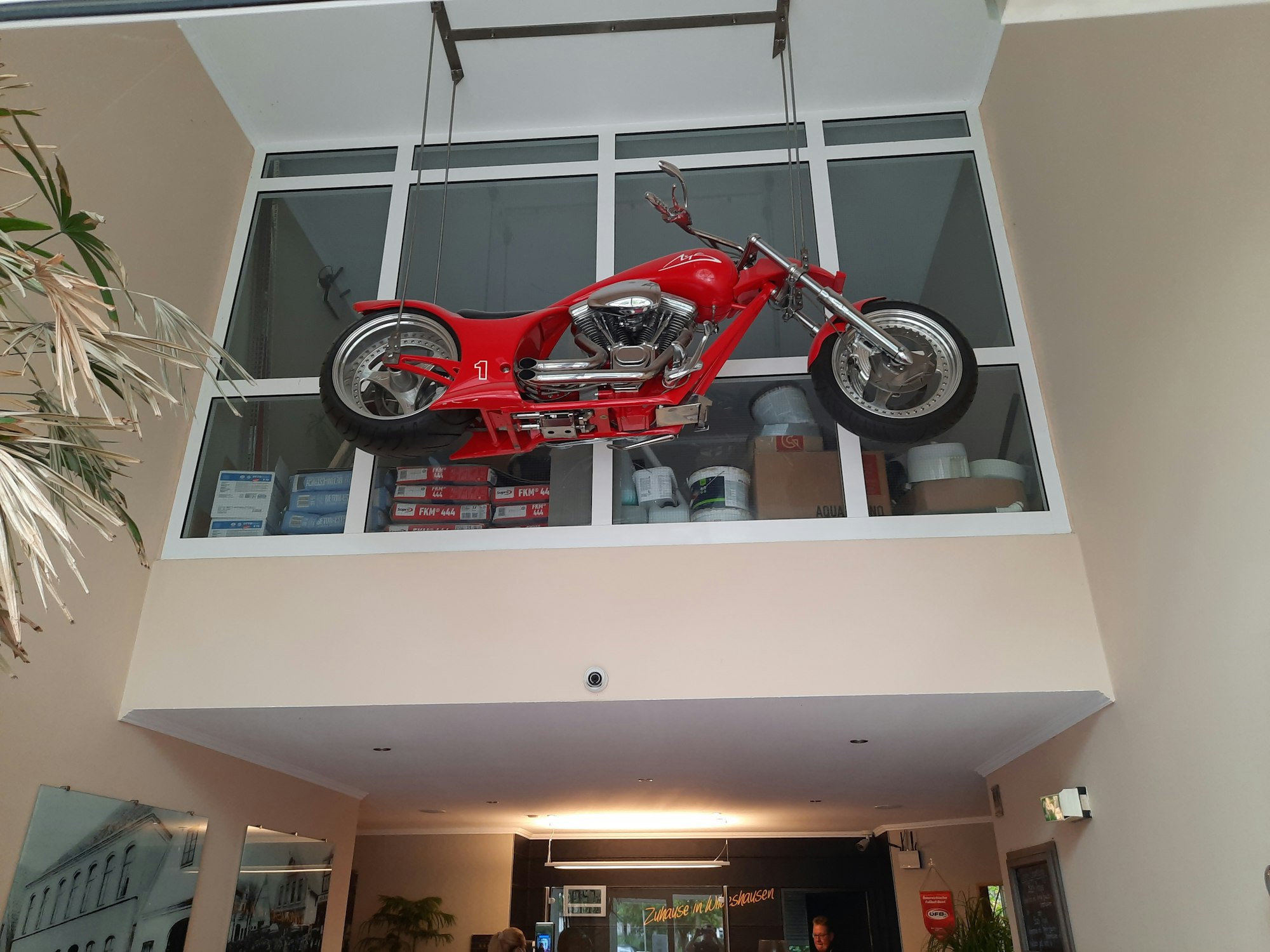 Michaels Schumachers Harley Davidson „MS1 Limited Edition“ an der Decke der Eingangshalle des Hotels „Wildeshauser Hof“