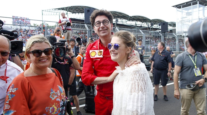 Gina-Maria Schumacher gemeinsam mit Mutter Corinna Schumacher und Mattia Binotto am 4. August 2019 auf dem Hungaro-Ring in Ungarn.