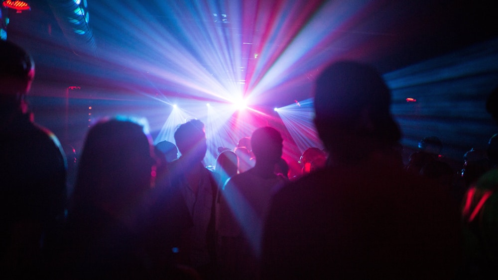 Auf unserem Symbolfoto tanzen Menschen in einer Disco. Nach einer „2G“-Party in Münster haben sich mehrere Menschen mit dem Coronavirus infiziert.