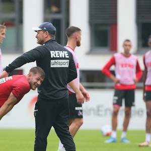 Jan Thielmann und Steffen Baumgart beim Training des 1. FC Köln.