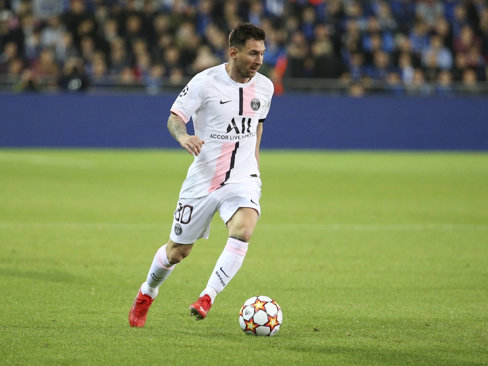 Lionel Messi führt den Ball am Fuß.