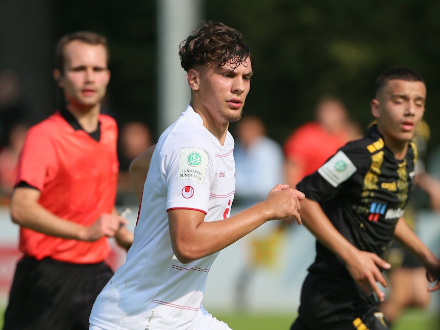 Julian Pauli spielt für die U17 des 1. FC Köln gegen Alemannia Aachen.