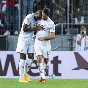 Anthony Modeste und Mark Uth jubeln über den 1:0-Führungstreffer gegen RB Leipzig.