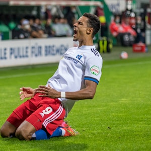 Hamburgs Robert Glatzel bejubelt seinen Treffer zum 0-1 beim Nord-Derby.