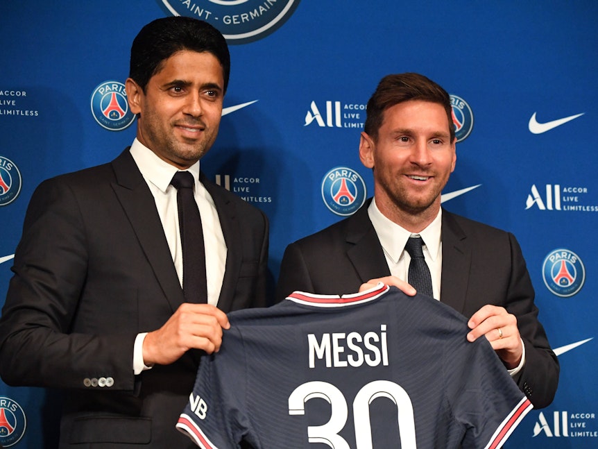 Al-Khelaifi und Messi halten das Trikot von Messi mit der Nummer 30 in die Kamera.
