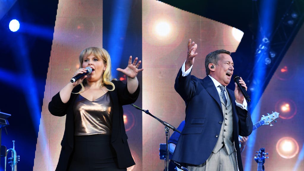 Der Sänger Roland Kaiser und die Sängerin Maite Kelly stehen am 28.Juli 2016 in Dresden beim Open Air Konzert „Kaisermania 2016“ am Elbufer im Rahmen der Filmnächte auf der Bühne.