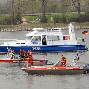 Boote der Wasserschutzpolizei und Feuerwehr auf dem Rhein