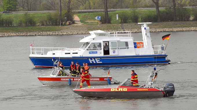 Boote der Wasserschutzpolizei und Feuerwehr auf dem Rhein bei Ginsheim-Gustavsburg.