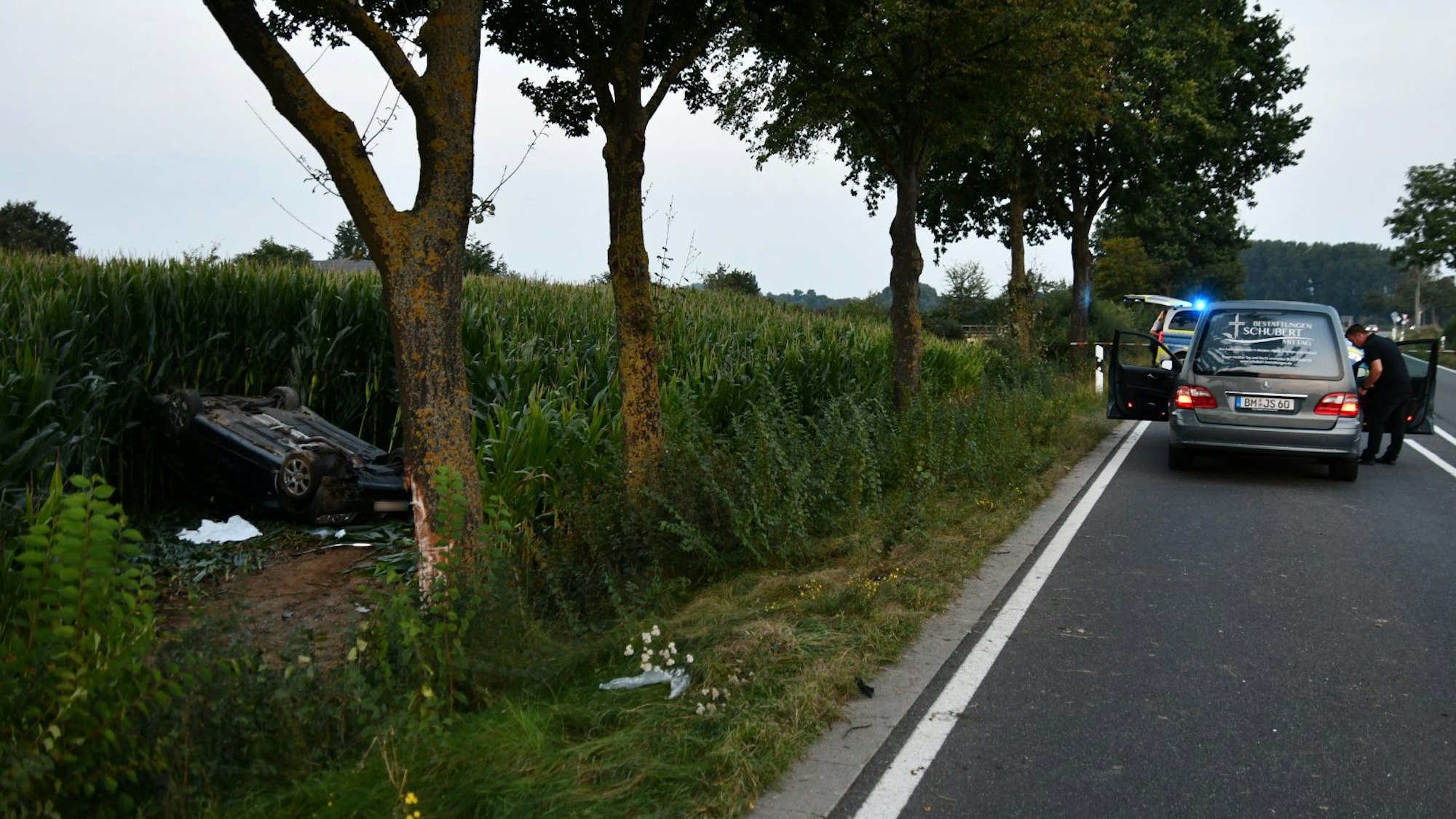 Erftstadt-Erp: Das Unfallfahrzeug liegt auf dem Dach in einem Maisfeld.