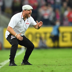 Kölns Trainer Steffen Baumgart gibt Anweisungen.