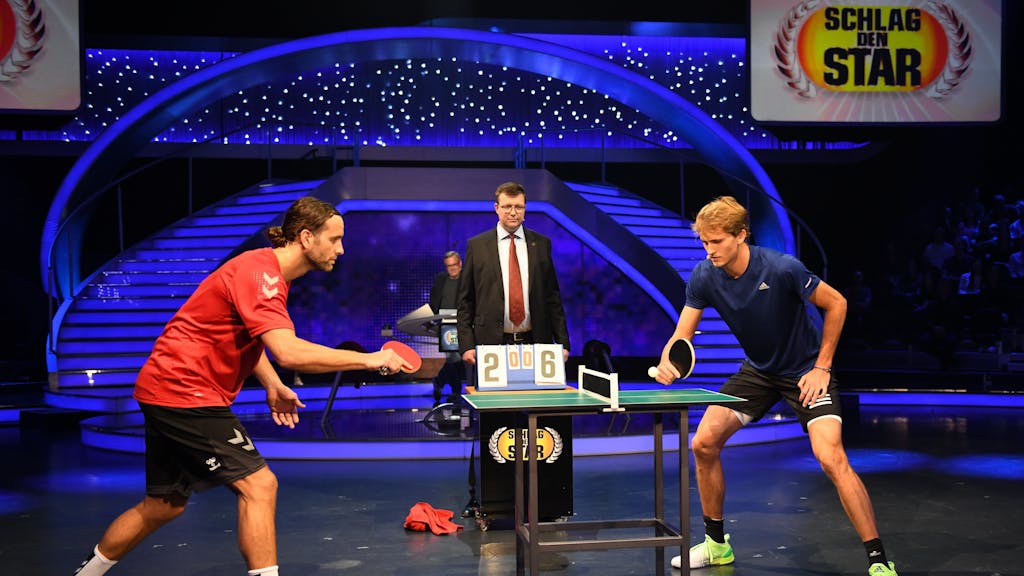 Alexander Zverev (r.) und Silvio Heinevetter duellieren sich bei Schlag den Star im Tischtennis.
