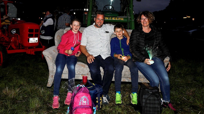 Familie aus Erkelenz sitzt auf einem Traktor.