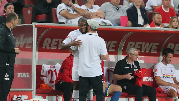 Steffen Baumgart umarmt Anthony Modeste bei 1. FC Köln gegen RB Leipzig.