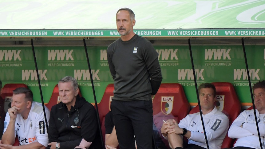 Adi Hütter, Trainer von Borussia Mönchengladbach, steht mit enttäuschtem Blick vor der Trainerbank im Auswärtsspiel beim FC Augsburg am 18. September 2021.