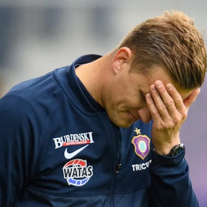 Aues Trainer Aleksey Shpilevski reagiert enttäuscht beim Spiel gegen Paderborn.
