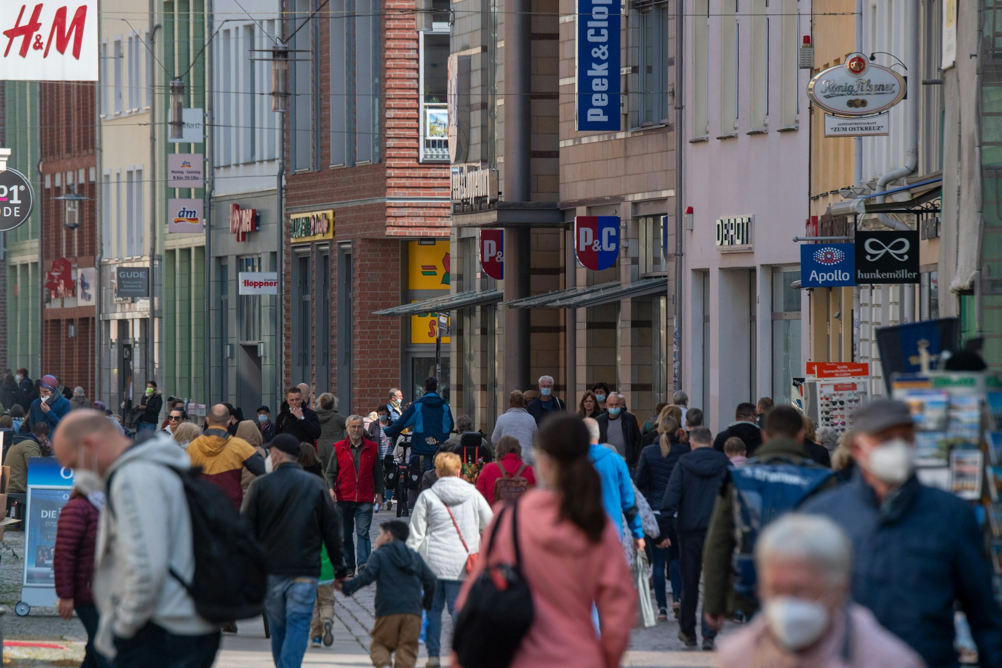 Auf der Einkaufsstraße und Fußgängerzone Ossenreyer Straße sind im Mai 2021 zahlreiche Passanten unterwegs. Die Corona-Pandemie hat das Leben vieler Deutschen nachhaltig verändert.