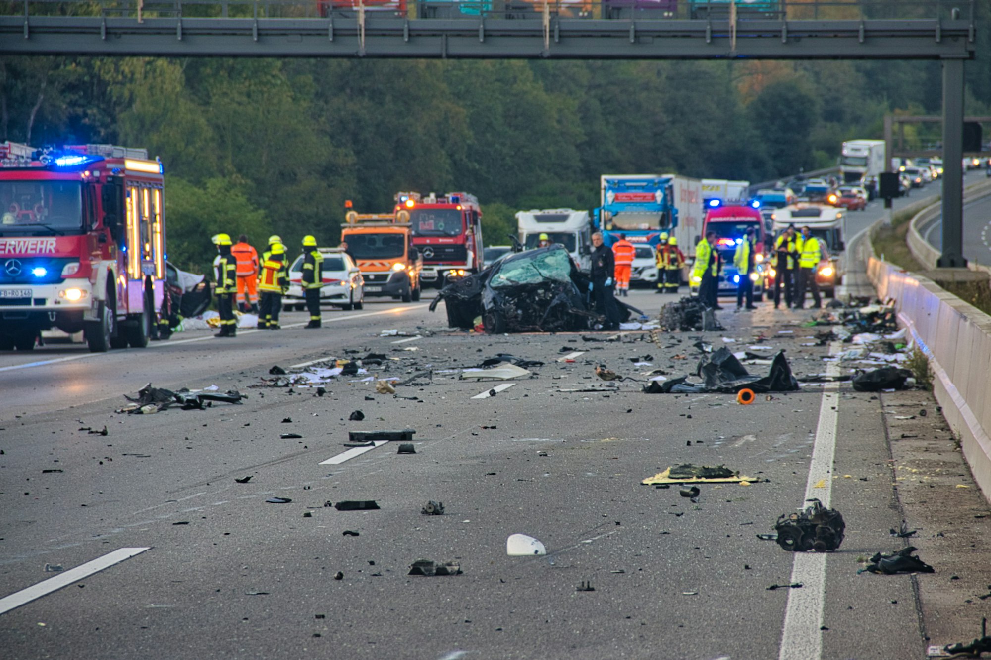 Die Autobahn 5 gleicht nach einem Unfall einem Trümmerfeld. Bei dem schweren Verkehrsunfall auf der A 5 bei Friedberg sind der Polizei zufolge mindestens vier Menschen getötet worden.