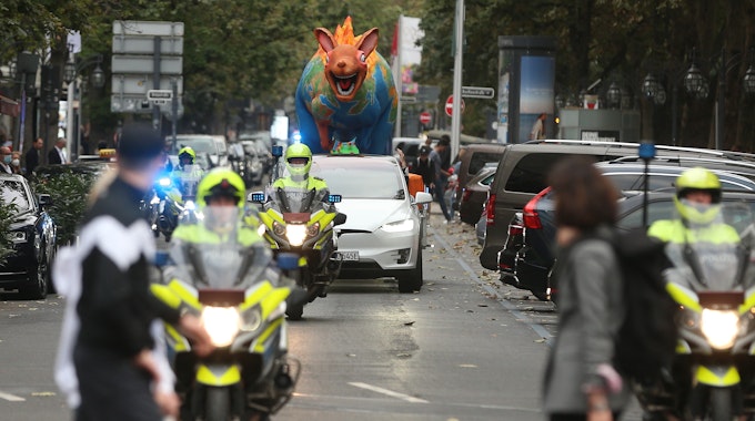 Die Polizei eskortiert die Mottowagen von Jacques Tilly durch die Düsseldorfer Innenstadt.