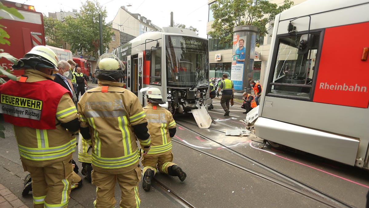 Mitglieder der Feuerwehr sind vor Ort, nachdem zwei Straßenbahnen der Düsseldorfer Rheinbahn am Montag, 20. September 2021, zusammengestoßen sind.&nbsp;