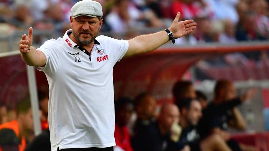 Steffen Baumgart, Trainer des 1. FC Köln, hier am 18. September 2021, hat seine Arme weit ausgebreitet und schaut grimmig.