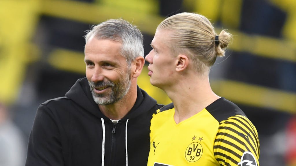 Dortmunds Trainer Marco Rose (l) bedankt sich nach dem Spiel bei Erling Haaland.