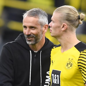 Dortmunds Trainer Marco Rose (l) bedankt sich nach dem Spiel bei Erling Haaland.