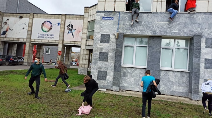Studenten springen während einer Schießerei aus dem Fenster einer Universität. Ein Mann hat in der russischen Stadt Perm am Ural in einer Universität um sich geschossen und mehrere Menschen getötet.