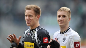 Marc-André ter Stegen (l.) und Marco Reus (r.), Ex-Spieler von Borussia Mönchengladbach, laufen lachend nebeneinander am 15. April 2012.