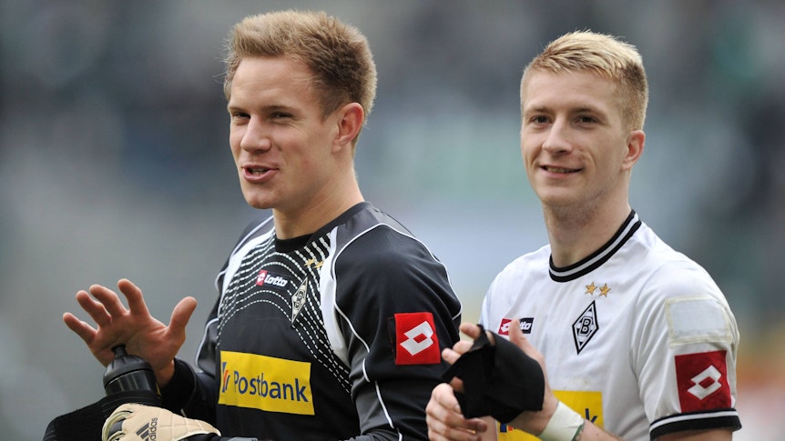 Marc-André ter Stegen (l.) und Marco Reus (r.), Ex-Spieler von Borussia Mönchengladbach, laufen lachend nebeneinander am 15. April 2012.