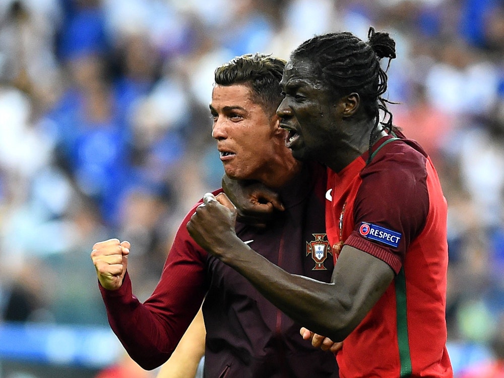 Cristiano Ronaldo und Eder bejubeln den EM-Titel Portugals am 10. Juli 2016.