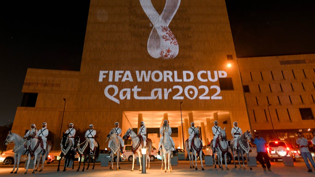 An die Fassade des Gebäudes in Souq Waqif Doha, der Hauptstadt von Katar, wird das Logo der Fußball-Weltmeisterschaft in Katar 2022 projeziert