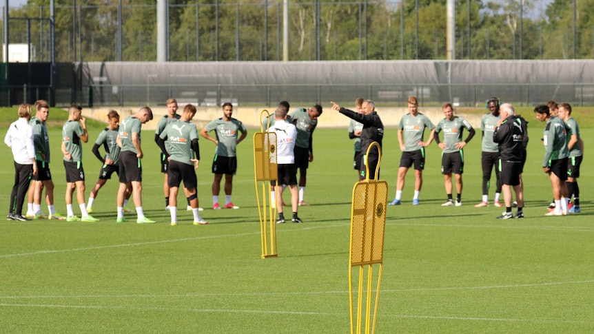 De Mannschaft von Borussia Mönchengladbach, hier beim Training am 16. September 2021, lauscht den Anweisungen von Adi Hütter.