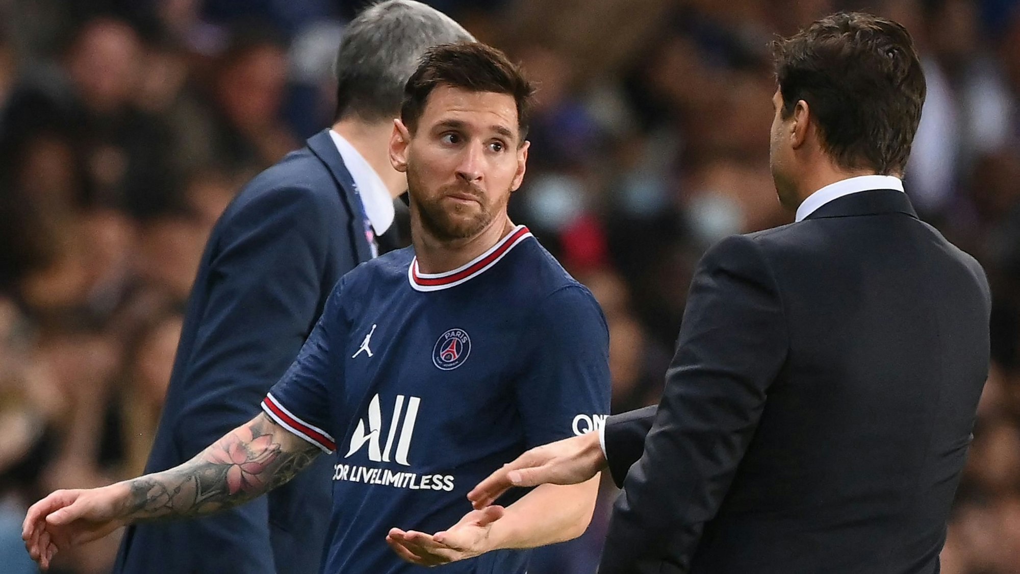 Lionel Messi geht an PSG-Trainer Mauricio Pochettino vorbei.