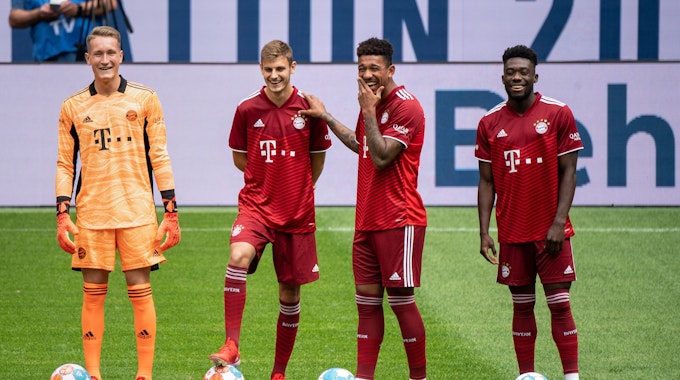 Ron-Thorben Hoffmann und die Spieler Josip Stanisic, Chris Richards und Alphonso Davies lachen auf dem Platz in der Allianz Arena
