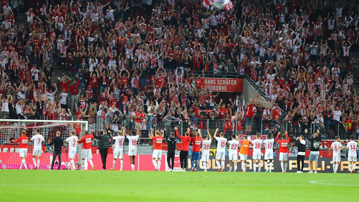 Die Mannschaft des 1. FC Köln steht nach dem Spiel gegen RB Leipzig vor der Südkurve.
