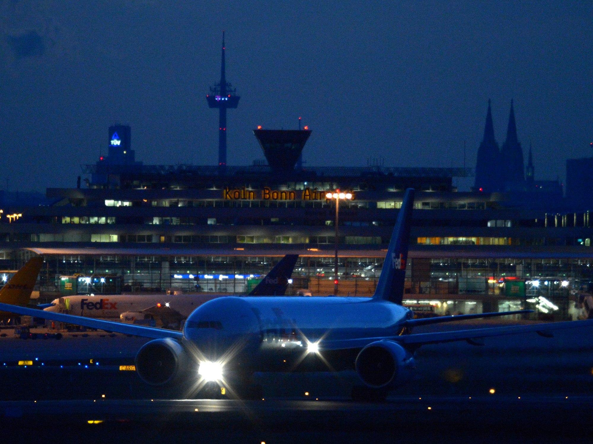 Ein Flugzeug startet am Donnerstag auf dem Flughafen Köln/Bonn.