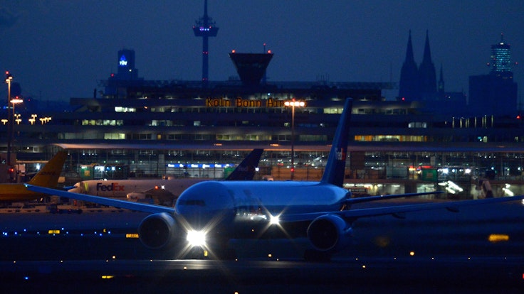 Ein Flugzeug startet am Donnerstag auf dem Flughafen Köln/Bonn.