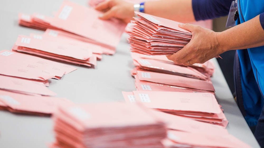 Wahlhelfer sortieren am 14.09.2017 in Köln die roten Wahlbriefe mit den abgegebenen Stimmen für die Bundestagswahl 2017.