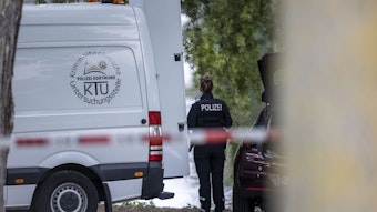 Einsatzkräfte der Mordkommission gehen nach dem Fund einer Frauenleiche den Ermittlungen nach. Ein Passant hatte die teilweise unbekleidete Frauenleiche in der Grünanlage nahe des Oberlandesgerichts in Hamm entdeckt.