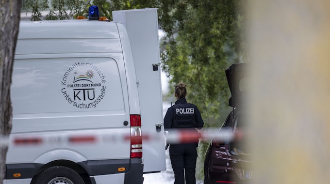Einsatzkräfte der Mordkommission gehen nach dem Fund einer Frauenleiche den Ermittlungen nach. Ein Passant hatte die teilweise unbekleidete Frauenleiche in der Grünanlage nahe des Oberlandesgerichts in Hamm entdeckt.