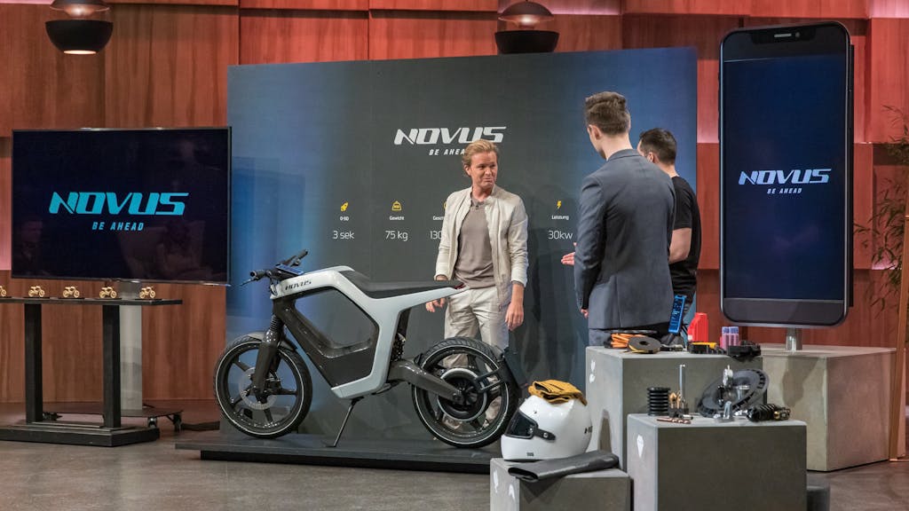 Investor Nico Rosberg nimmt das E-Motorrad von „NOVUS“ genau unter die Lupe.