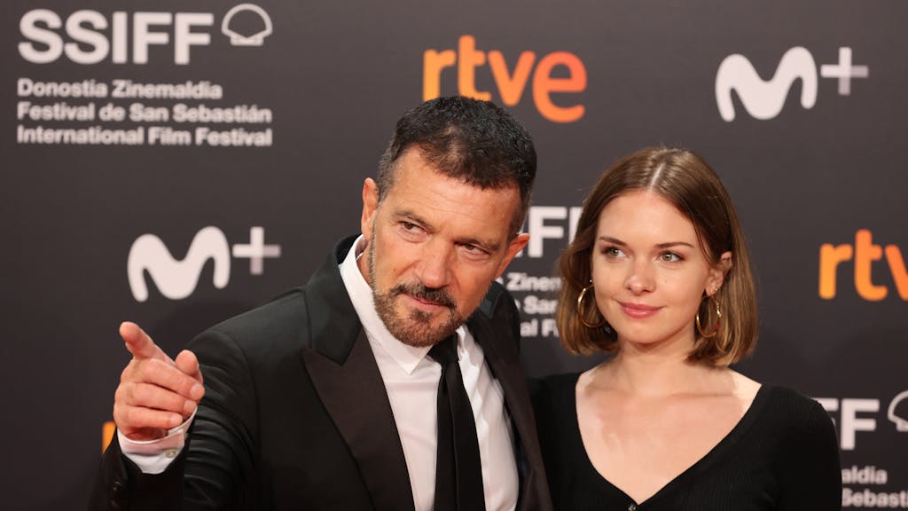 Der Schauspieler Antonio Banderas und seine Tochter Stella kommen am 17. September 2021 zur&nbsp;Eröffnungsgala des Filmfestivals von San Sebastian.&nbsp;