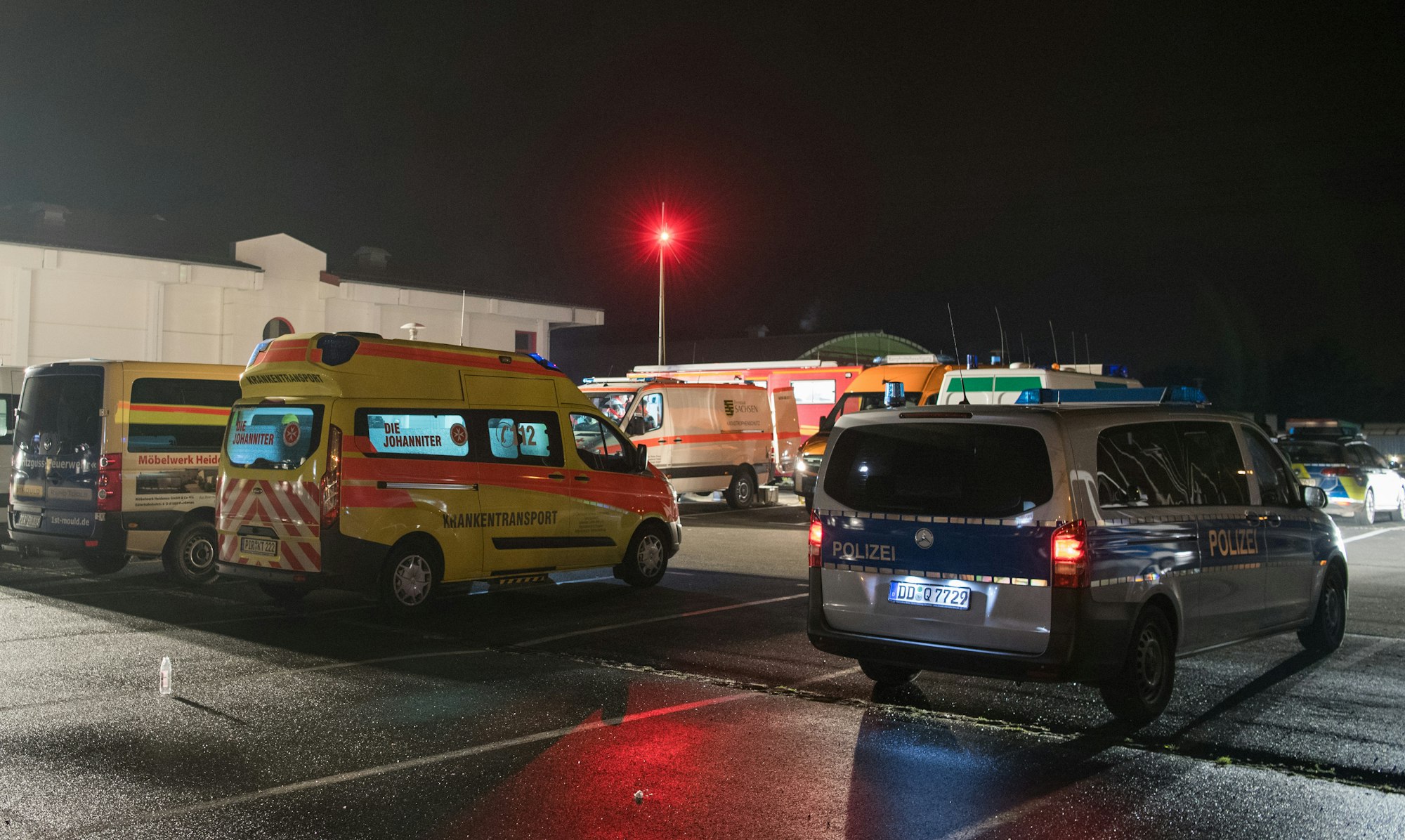 Einsatzfahrzeuge der Polizei und der Feuerwehr stehen am 13.11.2017 in Bereitschaft auf einem Parkplatz vor einem Supermarkt in Heidenau (Sachsen).
