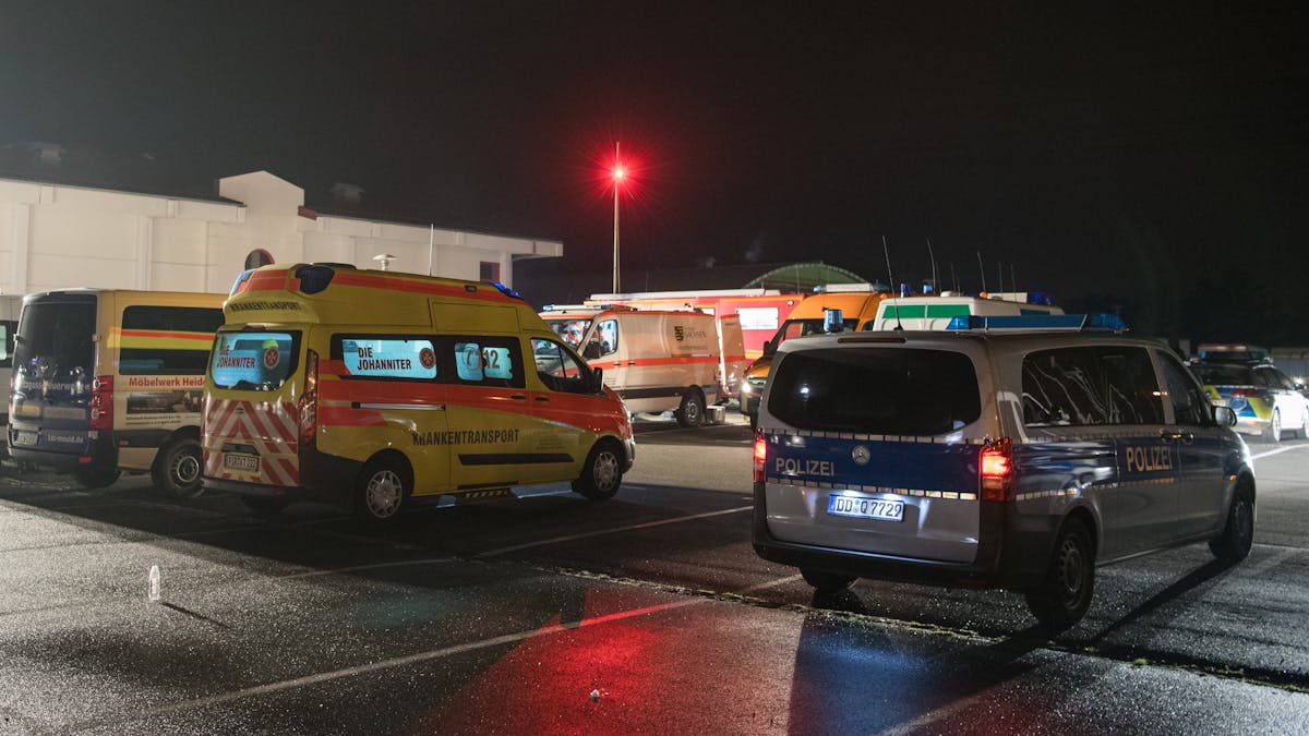 Einsatzfahrzeuge der Polizei und der Feuerwehr stehen am 13.11.2017 in Bereitschaft auf einem Parkplatz vor einem Supermarkt in Heidenau (Sachsen).&nbsp;
