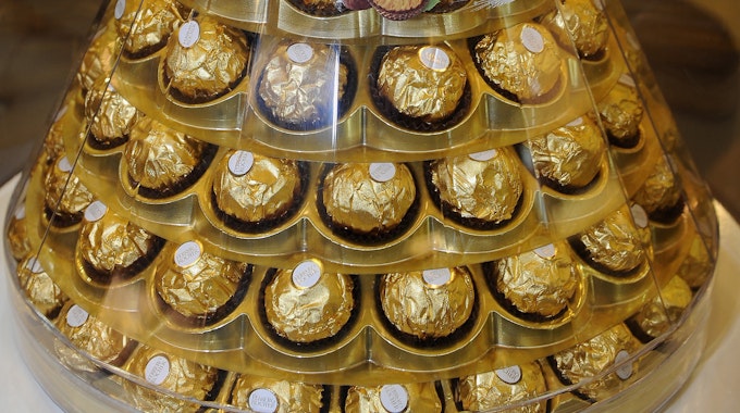 Die beliebten Pralinen „Ferrero Rocher“ der Firma Ferrero werden 2012 im Salon Du Chocolate in Versailles präsentiert.