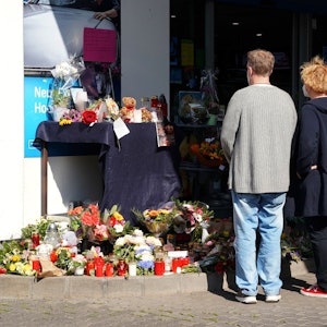 Blumen, Kerzen und Botschaften an das Opfer liegen an einer Tankstelle in der Innenstadt. Ein Angestellter der Tankstelle war am Samstagabend von einem mit einer Pistole bewaffneten Mann erschossen worden.