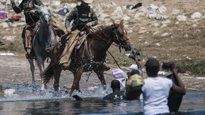Mit Pferden gehen Grenzschützer am 19. September 2021 gegen haitianische Flüchtlinge vor. Dabei sollen die Flüchtlinge zurück in den Rio Grande gedrängt worden sein.